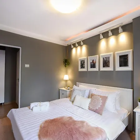 Downtown Oasis: With Cozy Charm Lägenhet *