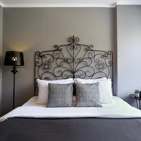 Apartment Downtown Oasis: With Cozy Charm *