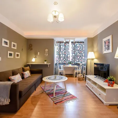 Downtown Oasis: With Cozy Charm Apartment