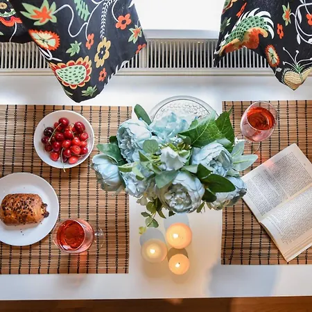 Apartment Downtown Oasis: With Cozy Charm