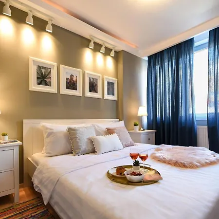 Downtown Oasis: With Cozy Charm Apartament