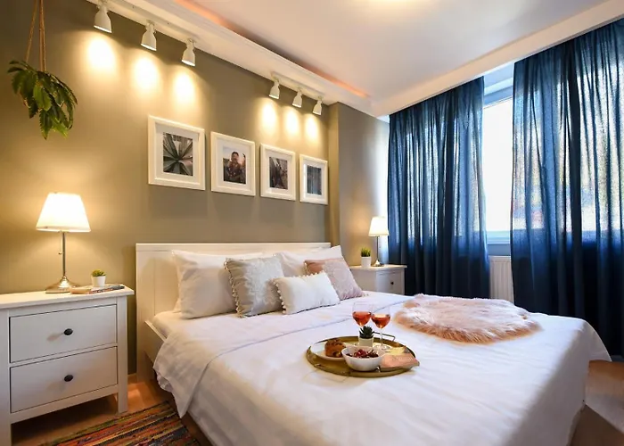 Downtown Oasis: With Cozy Charm Apartament